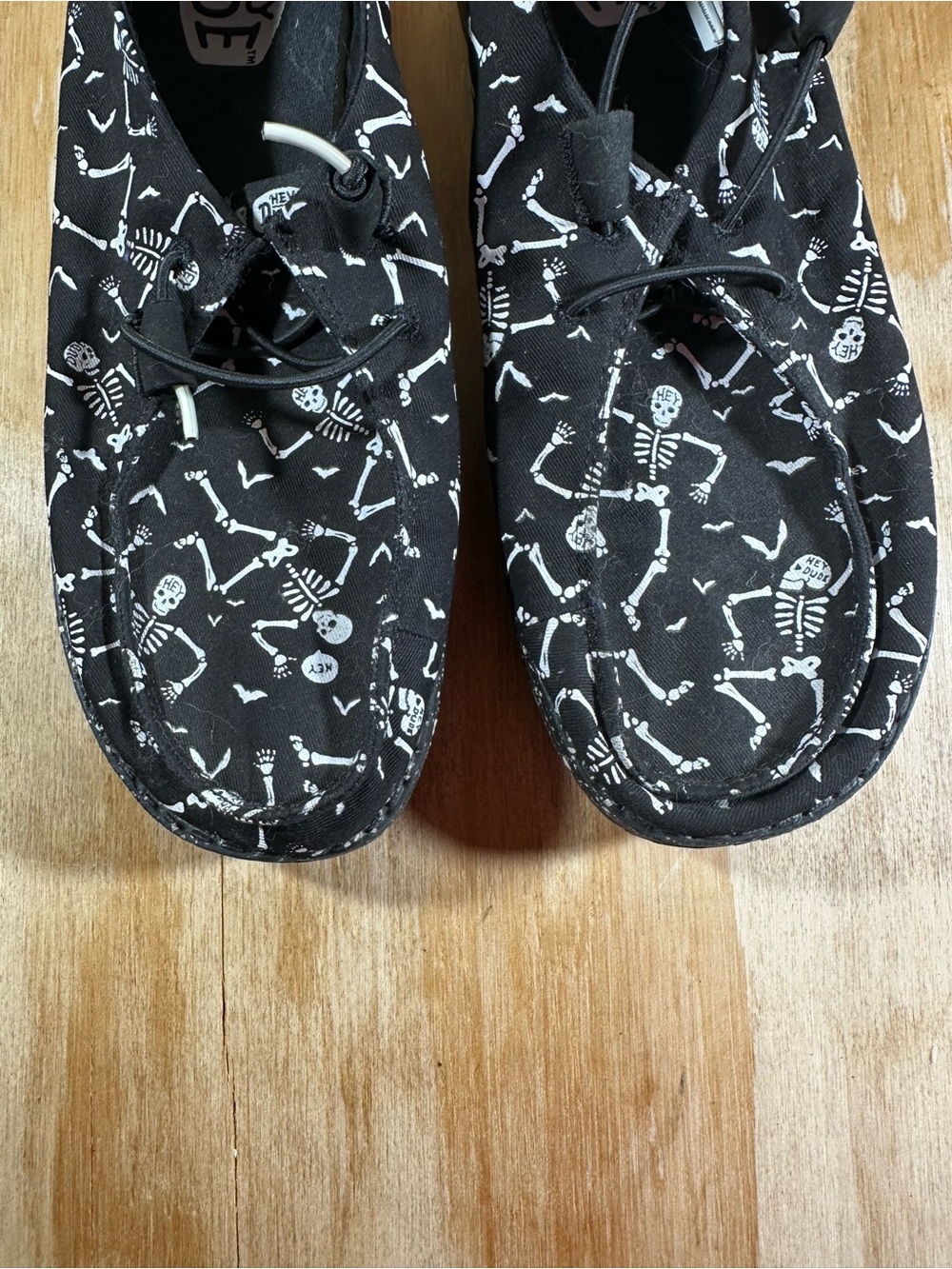 Hey Dude Halloween Black Skeleton Print Slip-On Shoes Women’s Size 11 - Picture 5 of 8